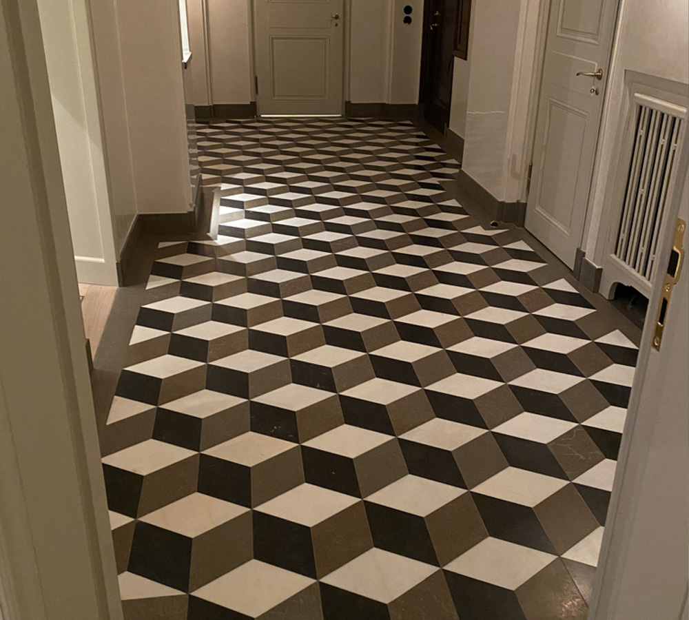 Ett rutigt golv i en korridor